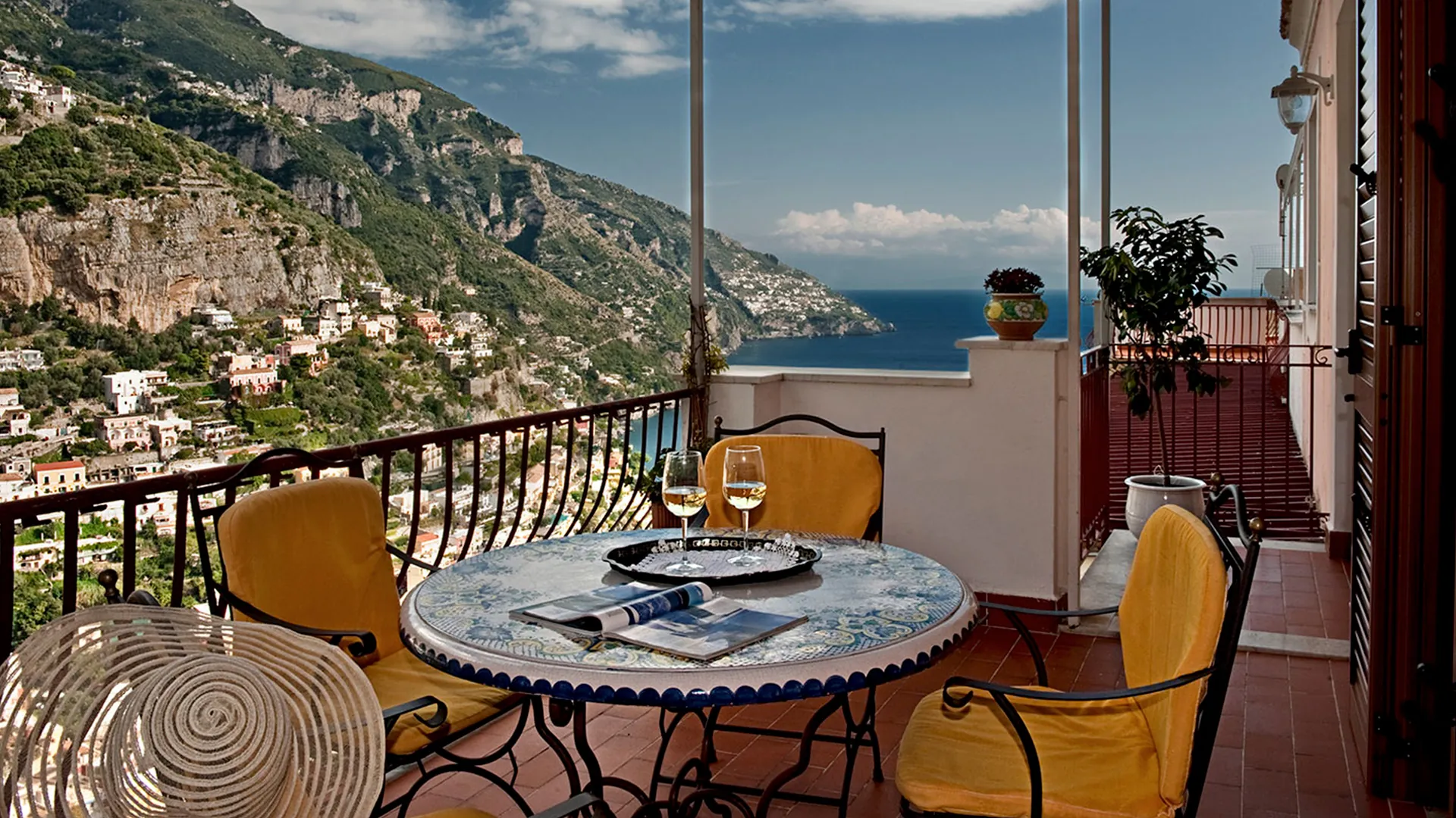 La terrazza di Casa Le Terrazze con vista su Positano e sul mare